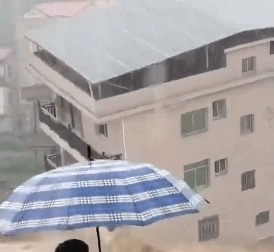 Mưa lũ cuốn phăng toà nhà 3 tầng ở Trung Quốc