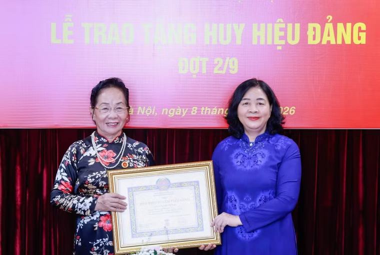 Nguyên Phó Chủ tịch nước Nguyễn Thị Doan nhận Huy hiệu 45 năm tuổi Đảng