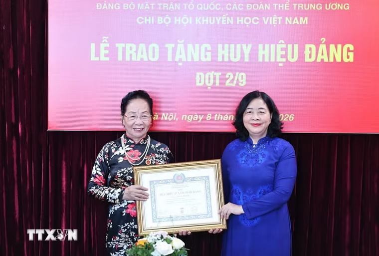 Trao Huy hiệu 45 năm tuổi Đảng tặng Giáo sư, Tiến sỹ Nguyễn Thị Doan