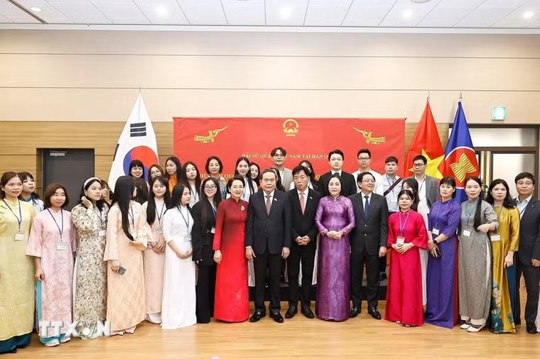 Chủ tịch Quốc hội Trần Thanh Mẫn gặp gỡ cộng đồng người Việt Nam tại Hàn Quốc