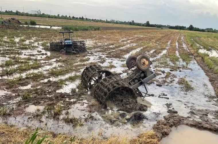 Điều tra vụ thiếu niên bị máy cày đè tử vong dưới ruộng