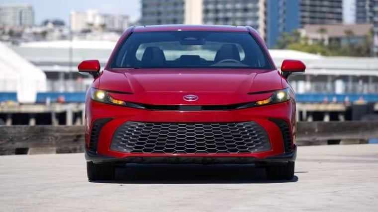 Toyota Camry 2027 nâng cấp nhỏ, tăng giá nhẹ