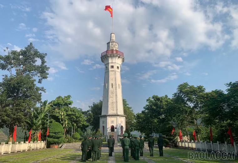 Thiêng liêng lễ chào cờ tại Lũng Pô – nơi dòng sông Hồng chảy vào đất Việt