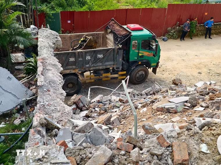 Cưỡng chế 4 công trình sau vi phạm rừng phòng hộ Sóc Sơn tại khu vực Đồng Đò