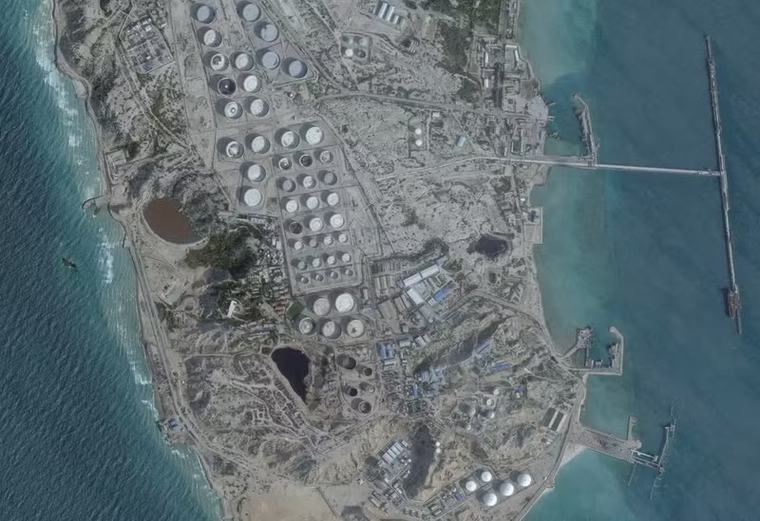 Mỹ dội tên lửa xuống tàu chở dầu Iran gần đảo Kharg