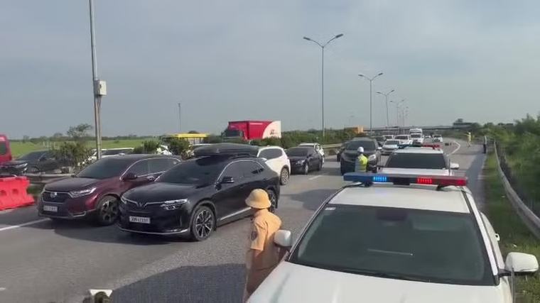 Cảnh sát giao thông 'mượn làn', phân luồng trên hai cao tốc lớn ngày cuối nghỉ lễ 2/9