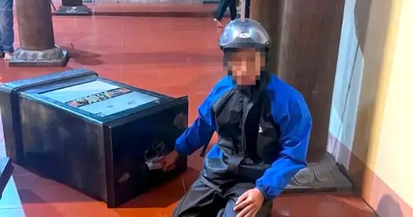 2 tiếng đồng hồ đục hòm công đức bằng két sắt