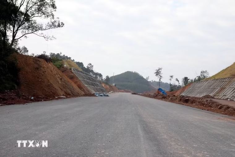 Cảnh báo mất an toàn khi tự ý vào cao tốc đang thi công