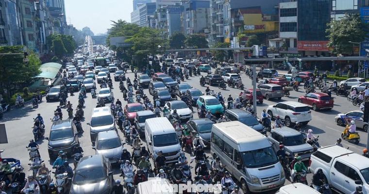 Hà Nội sáng đầu tiên sau nghỉ lễ: 'Đi hơn một tiếng vẫn chưa qua được nút giao'