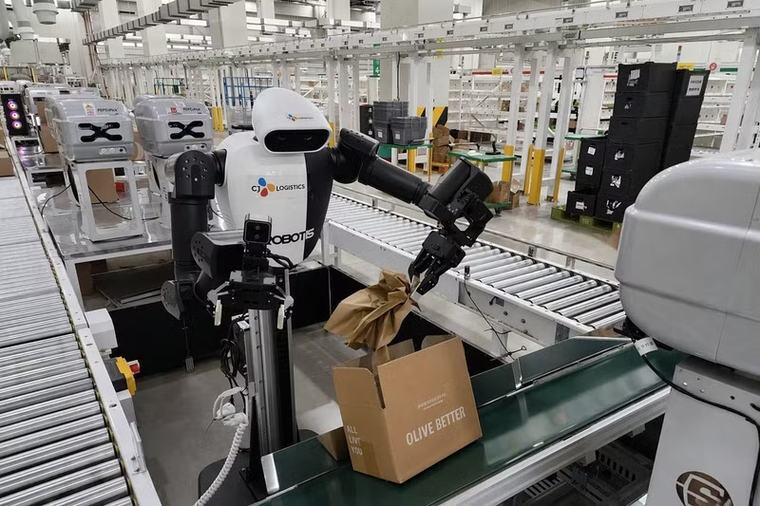 Robot hình người đầu tiên trong ngành logistics