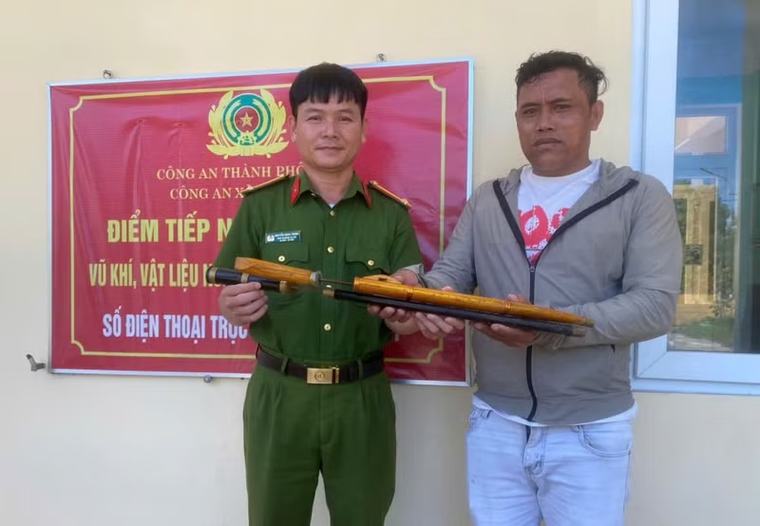 Người dân vùng phá Tam Giang tự nguyện giao nộp vũ khí