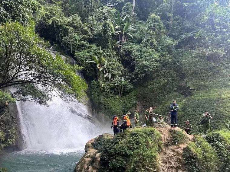 Tuyên Quang: Khẩn trương tìm kiếm du khách bị nước cuốn mất tích tại thác Khâu Làn