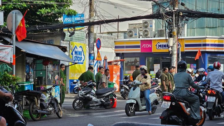 Cháy khách sạn ở phường Tân Sơn Nhì, 2 người chết, nhiều người la ó đập cửa kêu cứu
