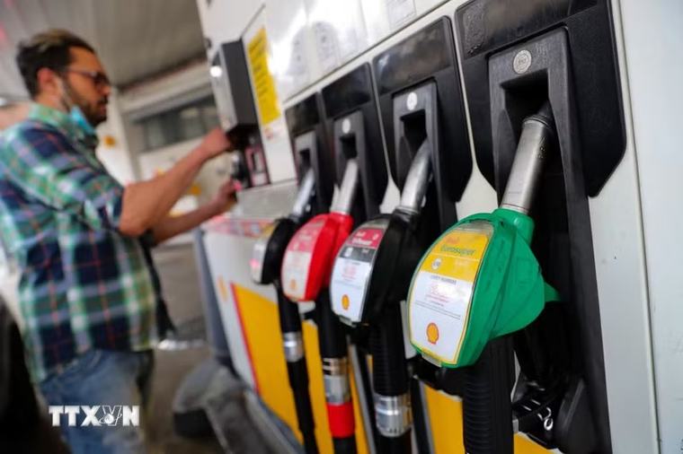 Giá dầu tăng 1% do lo ngại gián đoạn nguồn cung từ xung đột Mỹ-Iran