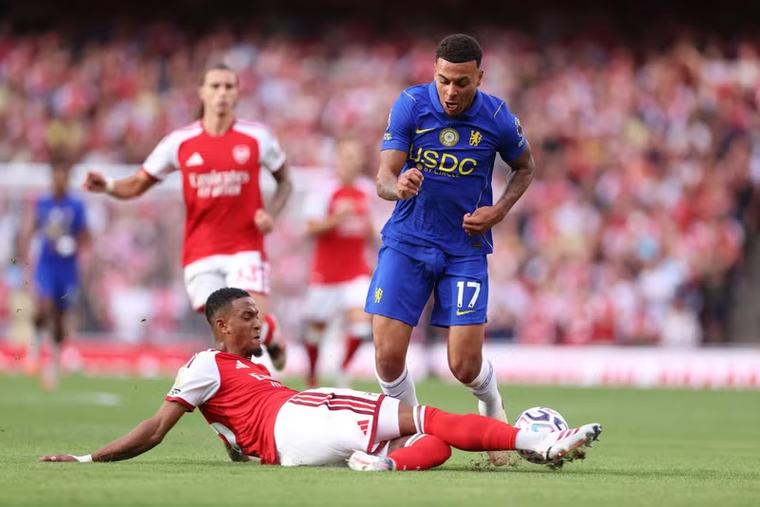 Arsenal ngược dòng đánh bại Chelsea, bám đuổi Man City