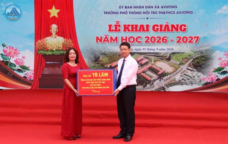 Thầy trò trường nội trú vùng biên Đà Nẵng nhận quà của Tổng Bí thư, Chủ tịch nước Tô Lâm