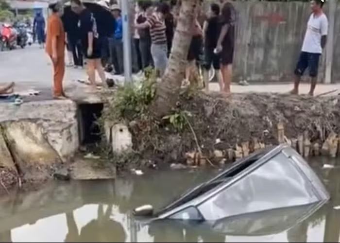 Xe ô tô bất ngờ lao xuống mương nước, 5 người thương vong