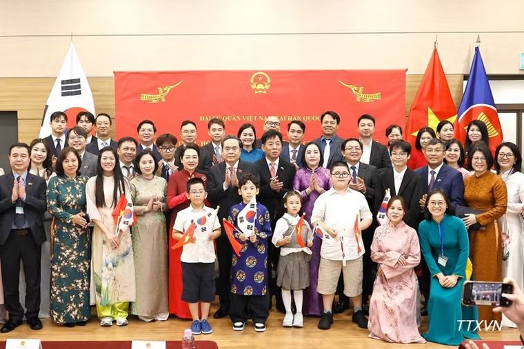Đoàn kết, đóng góp tích cực cho sở tại cũng như luôn hướng về quê hương, đất nước