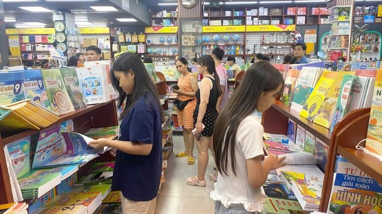 Phụ huynh Hà Nội vẫn "đỏ mắt" tìm mua sách giáo khoa, giá sách photo đắt gấp đôi: Bao giờ mới có đủ sách?