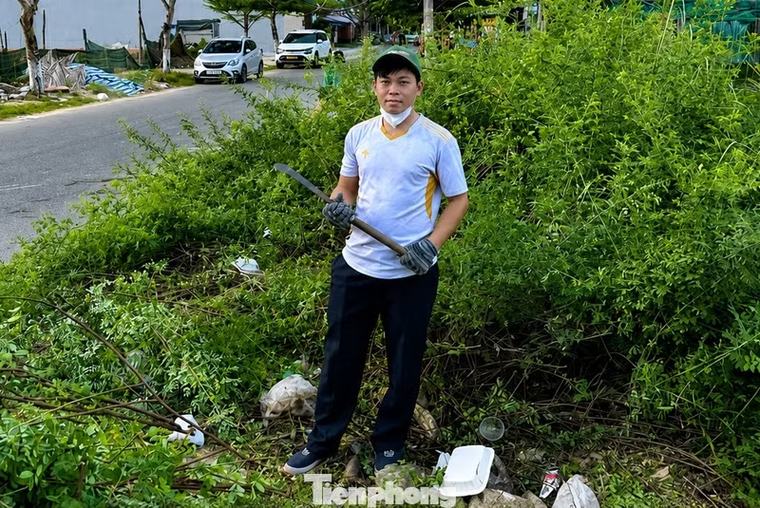 Chàng trai nghiện… dọn rác