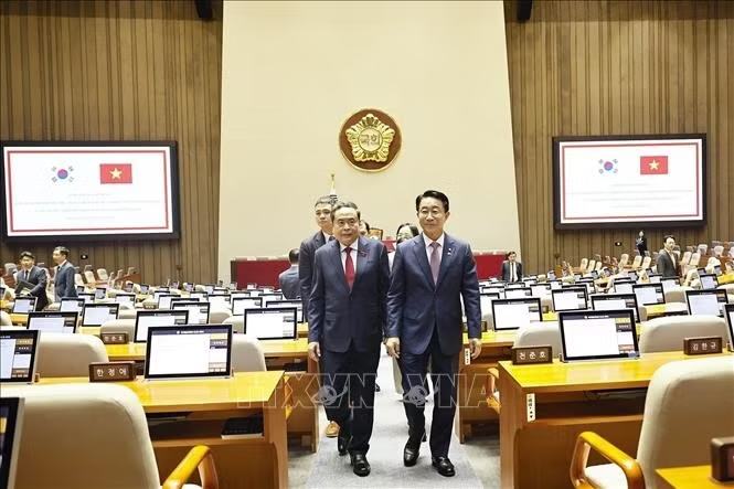 Chủ tịch Quốc hội Trần Thanh Mẫn tham quan phòng họp của Quốc hội Hàn Quốc