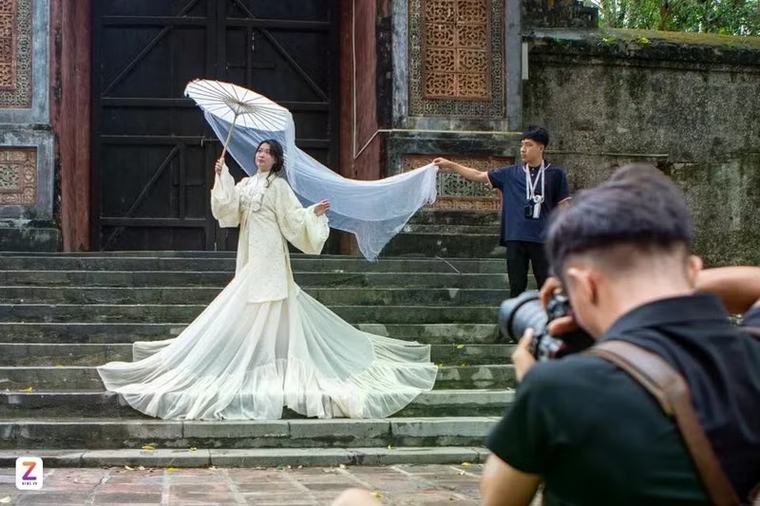 Trào lưu chụp ảnh 'chạy xuyên không' ở Huế