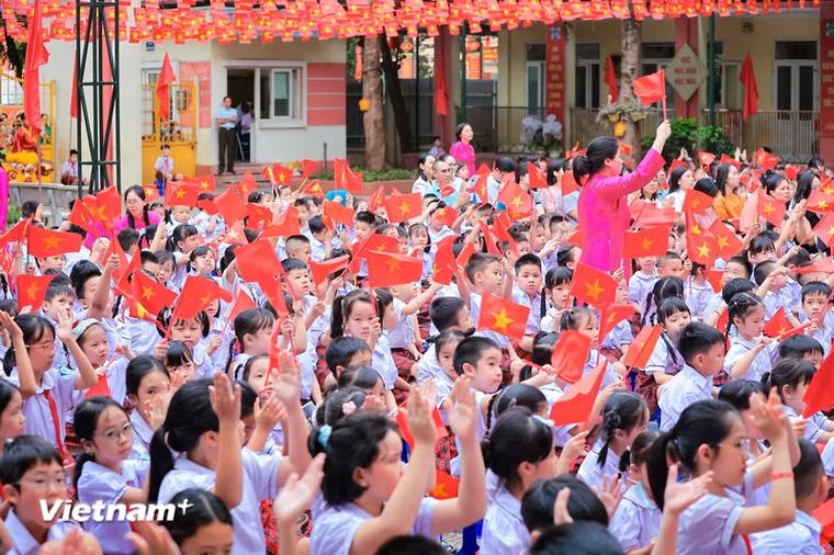 Hà Nội: Rực rỡ sắc cờ và nụ cười trong ngày hội toàn dân đưa trẻ đến trường