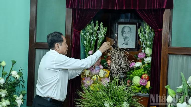 Chủ tịch Quốc hội Trần Thanh Mẫn dâng hương tưởng nhớ Chủ tịch Hồ Chí Minh