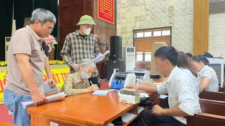 Xã Nghĩa Trụ, tỉnh Hưng Yên chi trả tiền bồi thường, hỗ trợ cho các gia đình có đất thu hồi, tiền hỗ trợ di dời mộ phần