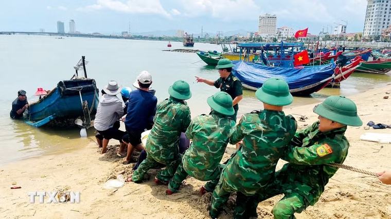 Hỗ trợ ngư dân trục vớt thuyền cá bị chìm tại biển Nhật Lệ