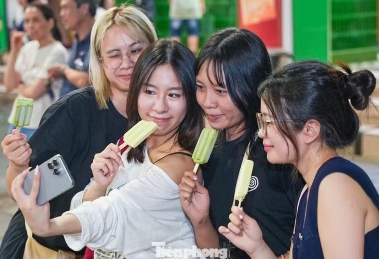 Phản ứng khi Kem Tràng Tiền đóng cửa