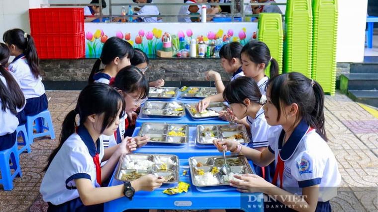 Loạt trường ở TP.HCM tạm dừng tổ chức bán trú, phụ huynh lao đao tìm chỗ gửi con