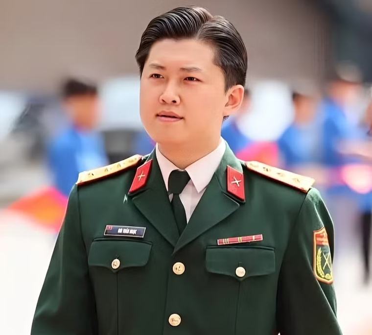Đại úy quân nhân cùng 61 sinh viên hát về tình hữu nghị
