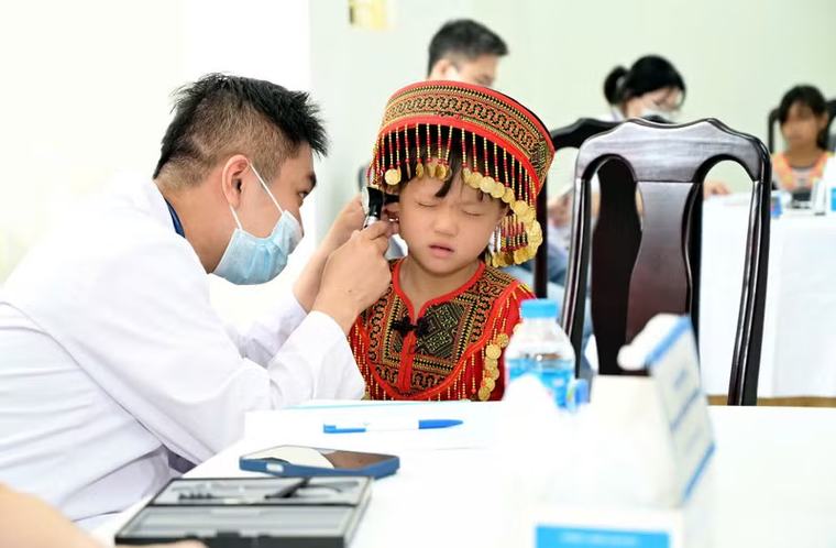 Hơn 1.000 học sinh vùng khó được khám sức khoẻ, nhận quà yêu thương dịp tựu trường