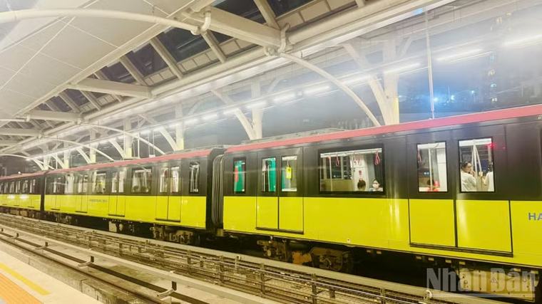 Tám tháng năm 2026, nhu cầu tiêu dùng và hoạt động dịch vụ tiếp tục mở rộng, thúc đẩy tăng trưởng khu vực dịch vụ