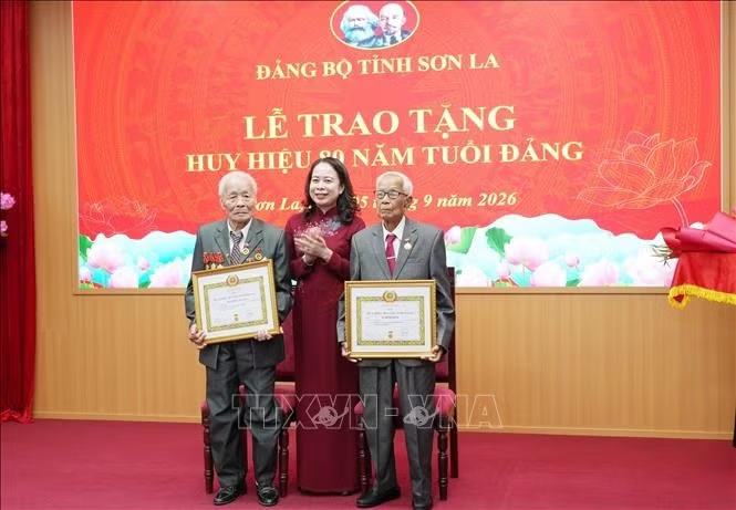 Phó Chủ tịch nước Võ Thị Ánh Xuân trao tặng Huy hiệu 80 năm tuổi Đảng tại Sơn La
