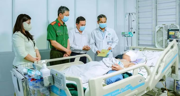 Lãnh đạo Đồng Nai thăm nạn nhân sống sót duy nhất sau vụ thảm sát