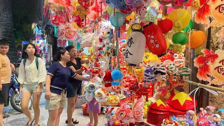 Hàng Mã rực rỡ sắc màu, người dân 'nô nức' chơi Trung thu sớm