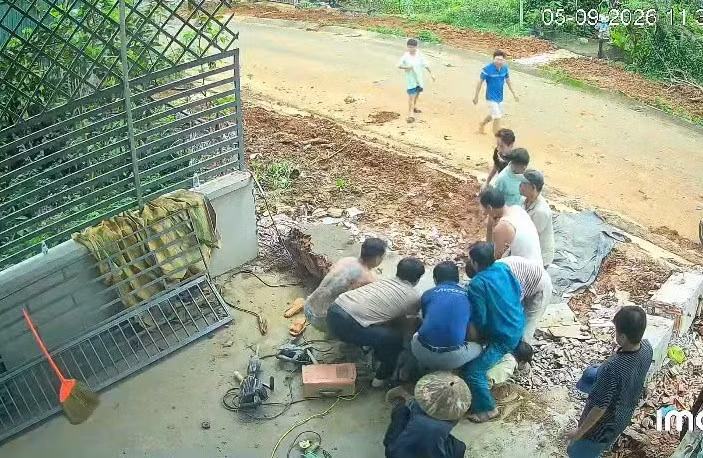 Tháo dỡ cổng nhà, một người bị trụ bê tông đè tử vong