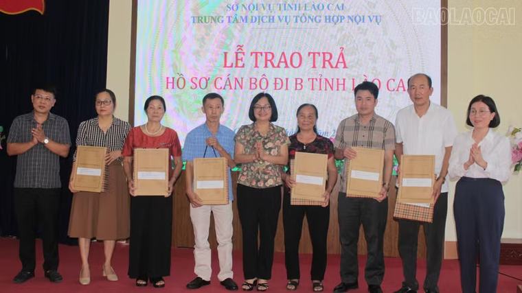 Trao trả hồ sơ cán bộ đi B tỉnh Lào Cai
