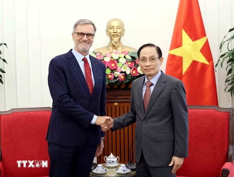 Bộ trưởng Ngoại giao Lê Hoài Trung tiếp Đại sứ Pháp tại Việt Nam chào từ biệt