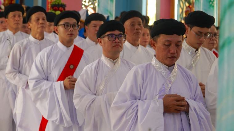 Tổ chức lễ cầu siêu cho các liệt sĩ tại công viên Lê Thị Riêng