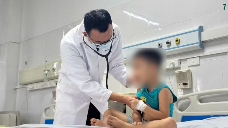 Cảnh giác Adenovirus gây sốt cao 40 độ C ở trẻ nhỏ