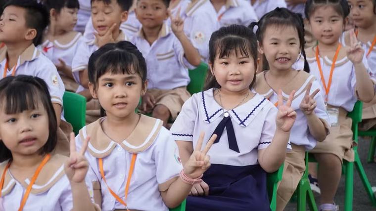 Ngôi trường 3 cấp đón những học sinh đầu tiên trong ngày khai giảng