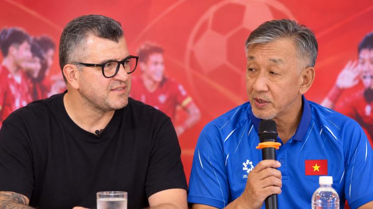 HLV Yutaka Ikeuchi và HLV Cristiano Roland khác nhau thế nào với nhiều cầu thủ cùng lứa?
