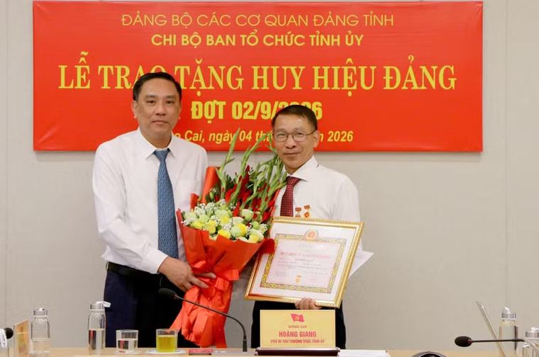 Phó Bí thư Thường trực Tỉnh ủy Hoàng Giang dự Lễ trao tặng Huy hiệu Đảng tại Ban Tổ chức Tỉnh ủy