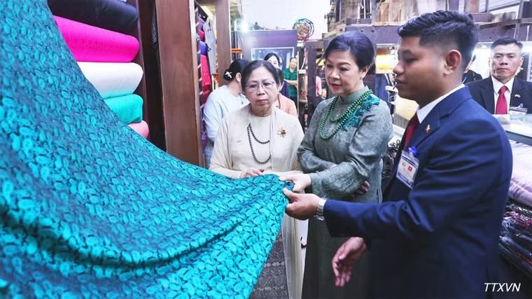 Phu nhân Tổng Bí thư, Chủ tịch nước Tô Lâm và Phu nhân Tổng thống Myanmar thăm làng lụa Vạn Phúc