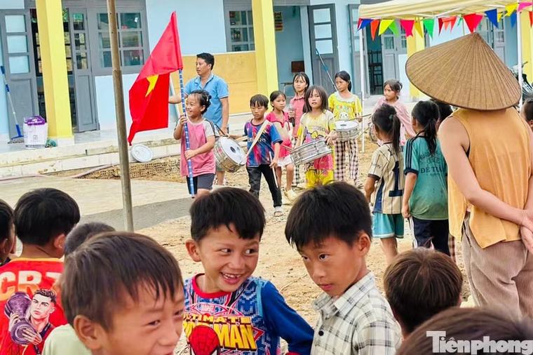 Thầy trò điểm trường giữa rừng tất bật cho ngày khai giảng