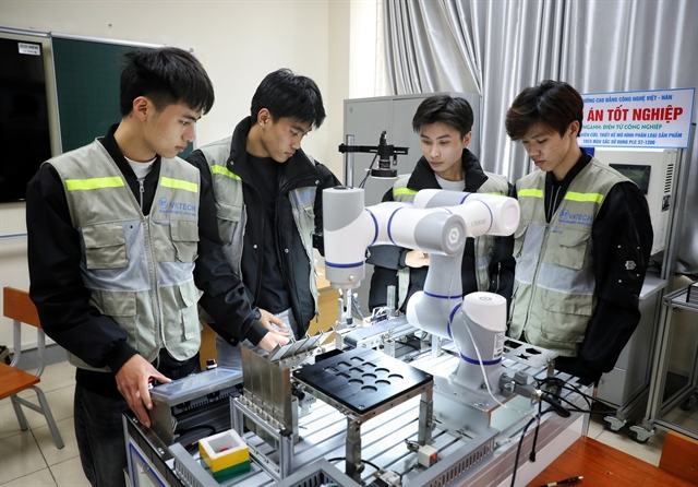 Việt Nam urged to build stronger foundations for semiconductor self-reliance