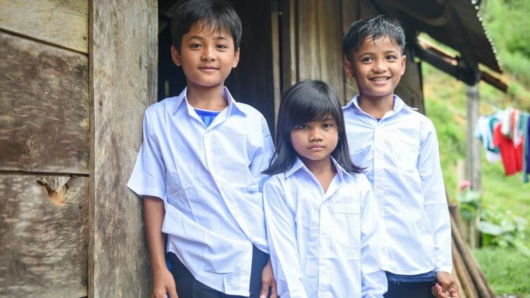 Cậu bé làng Aur băng rừng từ hôm trước, chỉ mong kịp ngày khai giảng ở trường mới